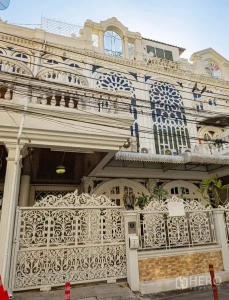 Townhouse for rent in Khlong Toei, Bangkok - Ornate multi‑storey townhouse facade with arched windows and decorative ironwork.