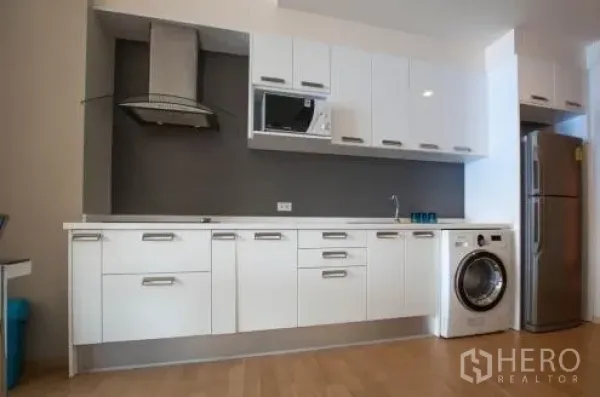 คอนโด ให้เช่าหรือขายในWatthana, Bangkok - ครัวบิวท์อินสีขาวสไตล์โมเดิร์น พร้อมตู้เก็บของ เครื่องดูดควัน ไมโครเวฟ อ่างล้างจาน เครื่องซักผ้า และตู้เย็นสแตนเลส