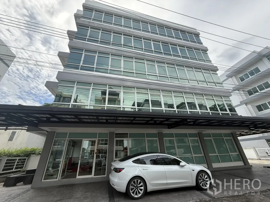 Office Space for rent in Bueng Kum, Bangkok - Five-storey glass-fronted office building with covered driveway and car parking in the Nuanchan area of Bangkok.