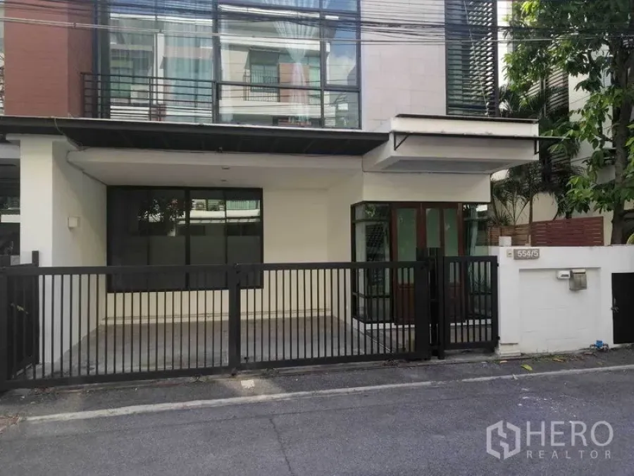 Townhouse for rent in Wang Thonglang, Bangkok - Modern three-storey townhouse facade with gated parking in Wang Thonglang.