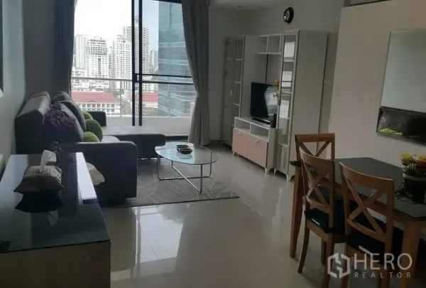 คอนโด ให้เช่าในWatthana, Bangkok - ห้องนั่งเล่นและรับประทานอาหารสว่าง พร้อมหน้าต่างบานใหญ่และวิวเมือง