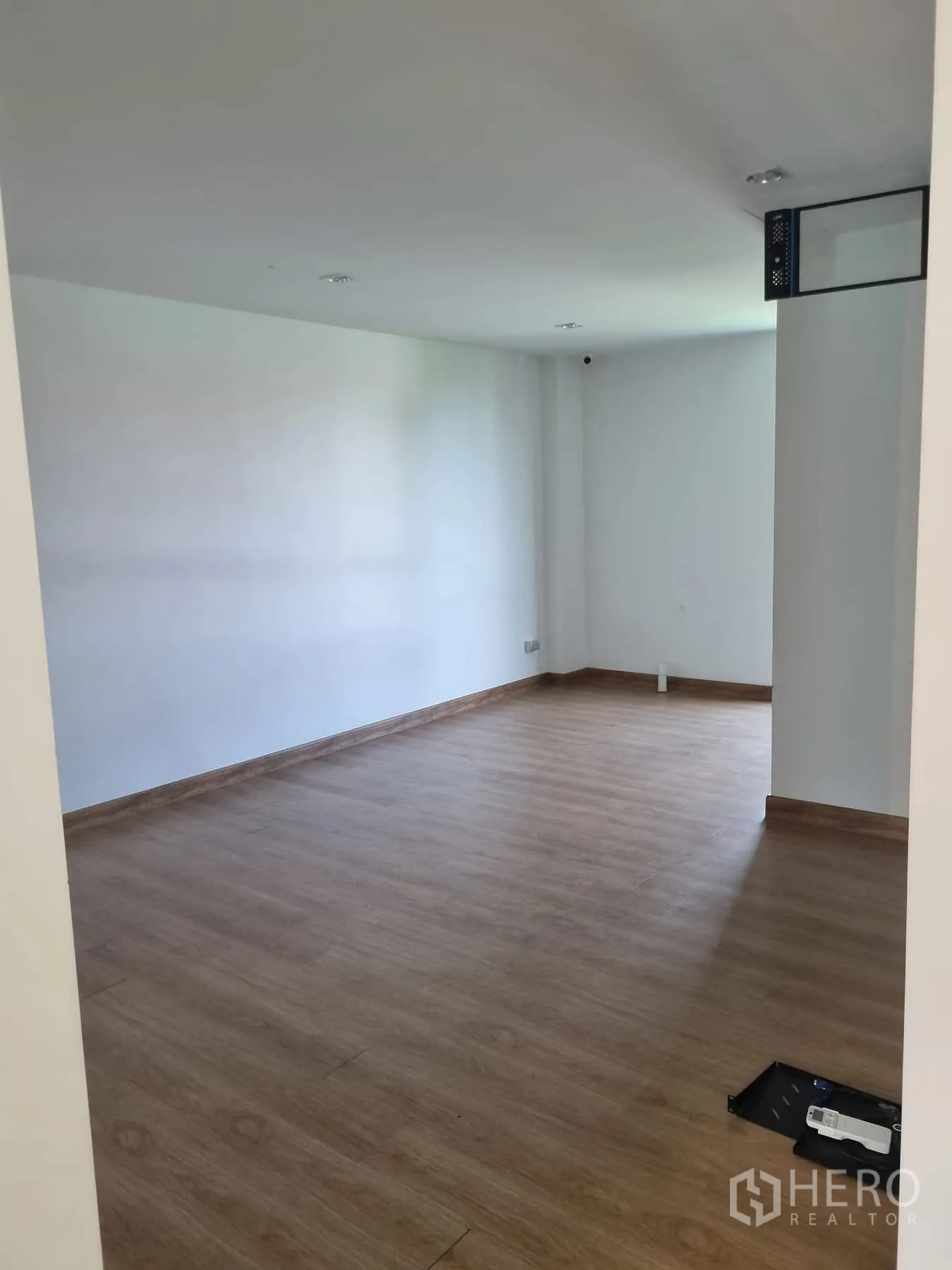 สำนักงานที่บ้าน ให้เช่าในKhlong Toei, Bangkok - ห้องกว้างพื้นไม้ เหมาะจัดเป็นพื้นที่สำนักงาน