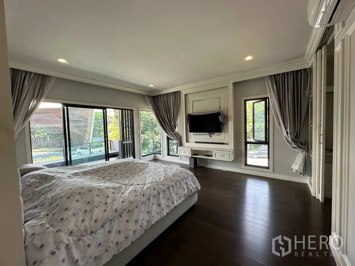 บ้าน ให้เช่าหรือขายในLam Luk Ka, Pathum Thani - ห้องนอนใหญ่กว้าง มีหน้าต่างมุมและผนังทีวี