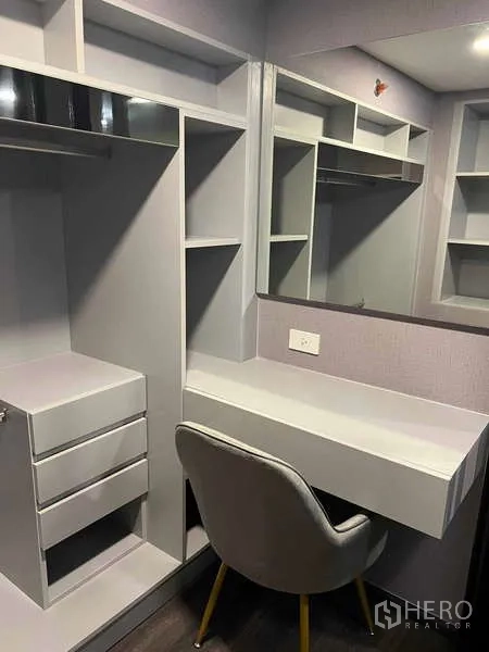 คอนโด ขายในChatuchak, Bangkok - ห้องแต่งตัวพร้อมโต๊ะเครื่องแป้ง ชั้นวางหลายช่อง และลิ้นชัก