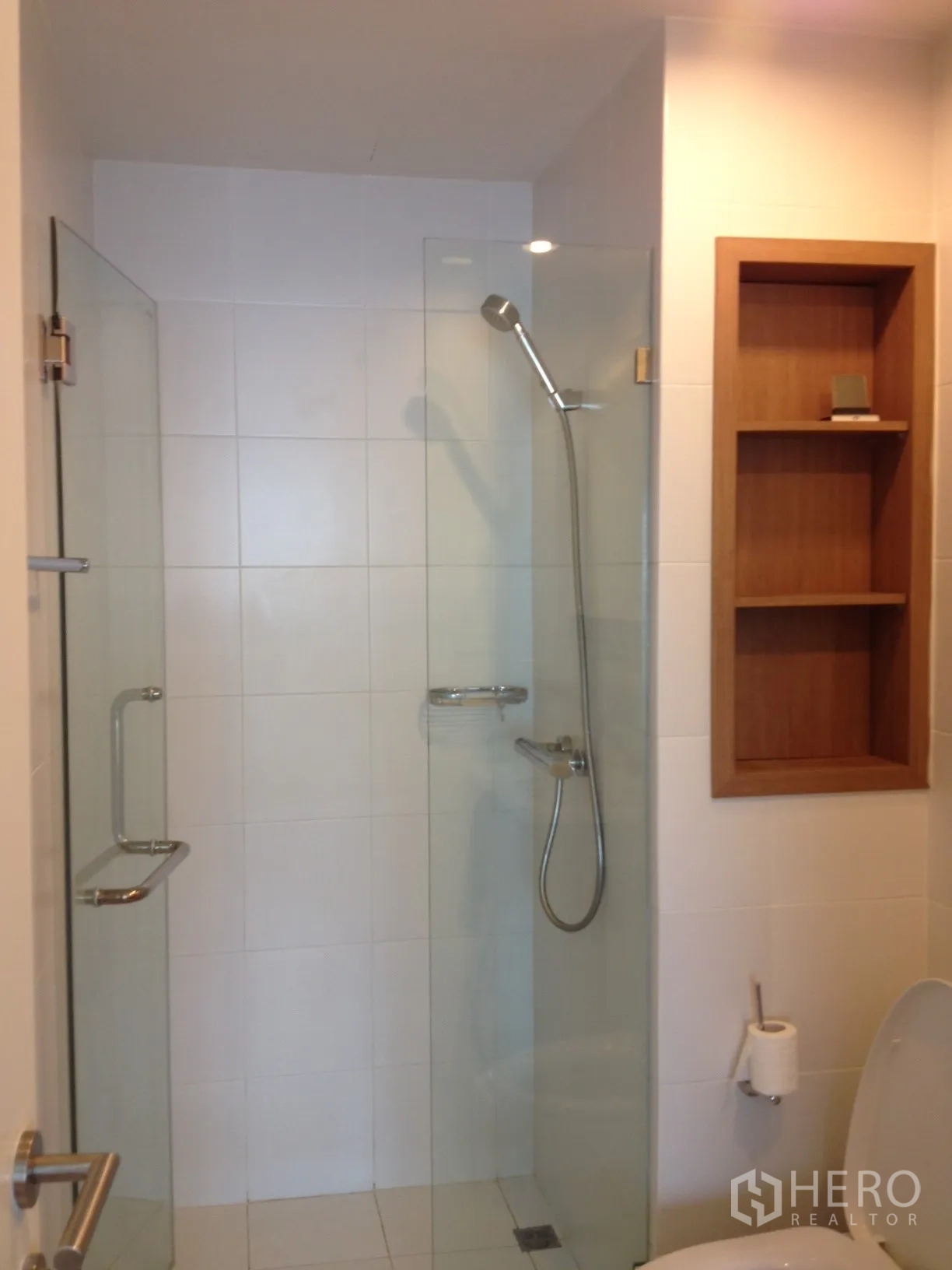 คอนโด ให้เช่าในKhlong Toei, Bangkok - ห้องน้ำปูกระเบื้องสีขาวพร้อมพื้นที่อาบน้ำกระจกนิรภัย ช่องเก็บของ และโถสุขภัณฑ์