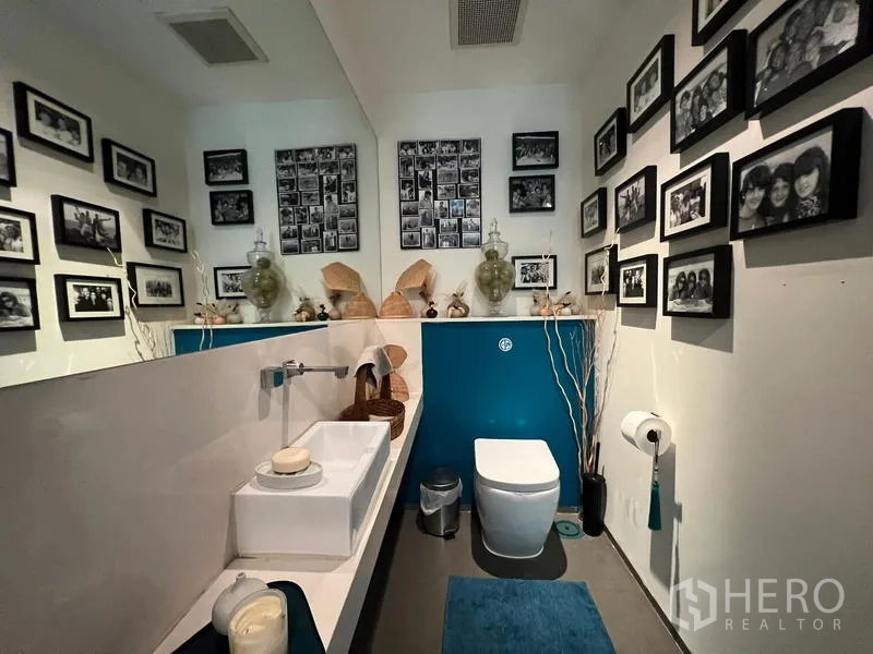 คอนโด ขายในKhlong San, Bangkok - ห้องน้ำรับแขกสไตล์โมเดิร์น ผนังสีน้ำเงินและกรอบรูปจำนวนมาก