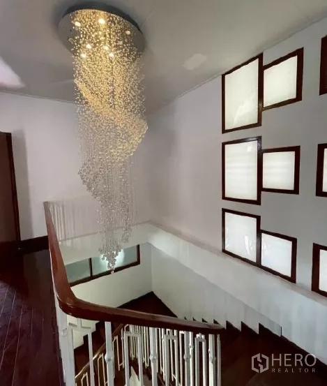 带办公室的家 出租在Watthana, Bangkok - 楼梯间配水晶吊灯与装饰方形采光窗。