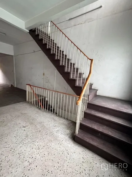 店屋 出租在Watthana, Bangkok - 室内楼梯，白色金属栏杆与木质扶手。