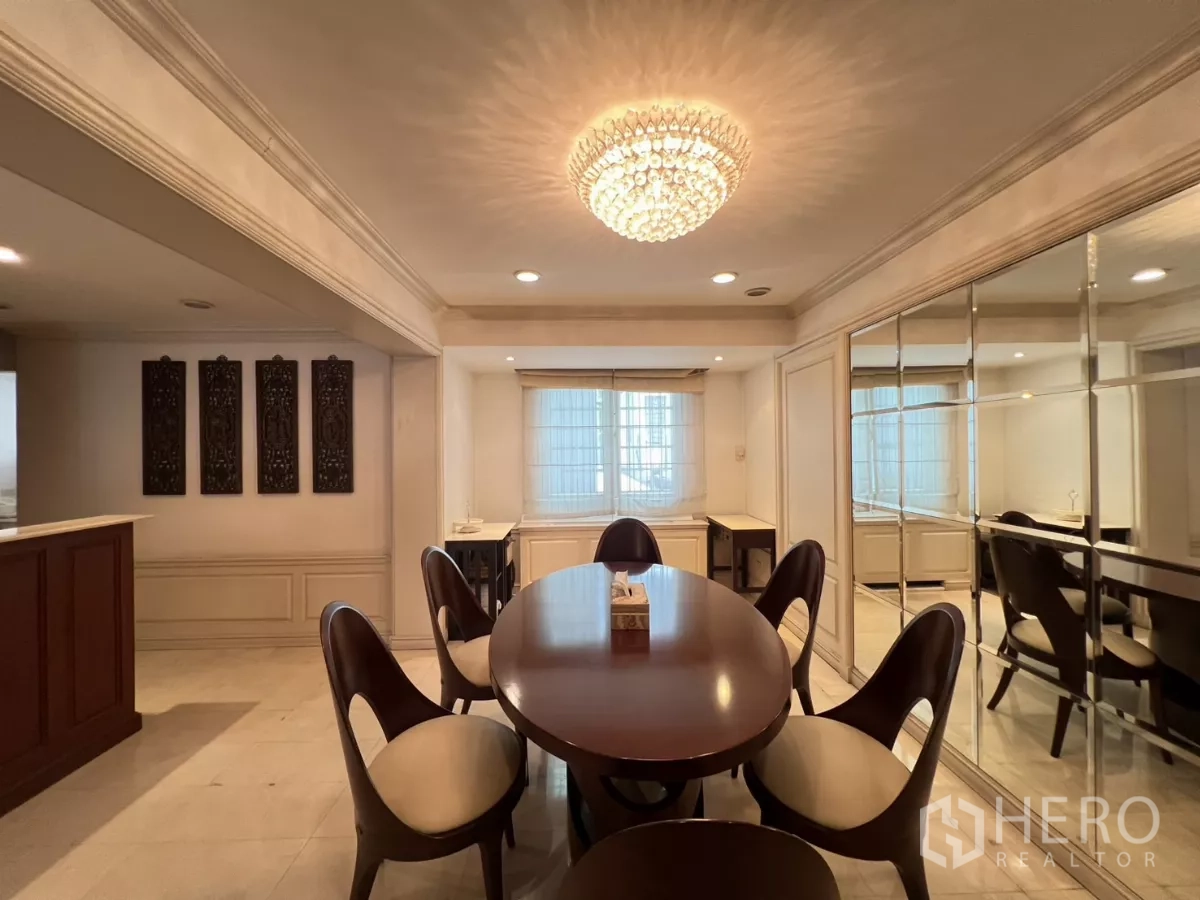 ทาวน์เฮาส์ ขายในWatthana, Bangkok - ห้องทานอาหารอย่างเป็นทางการ โต๊ะวงรี โคมไฟคริสตัล และผนังกระจก