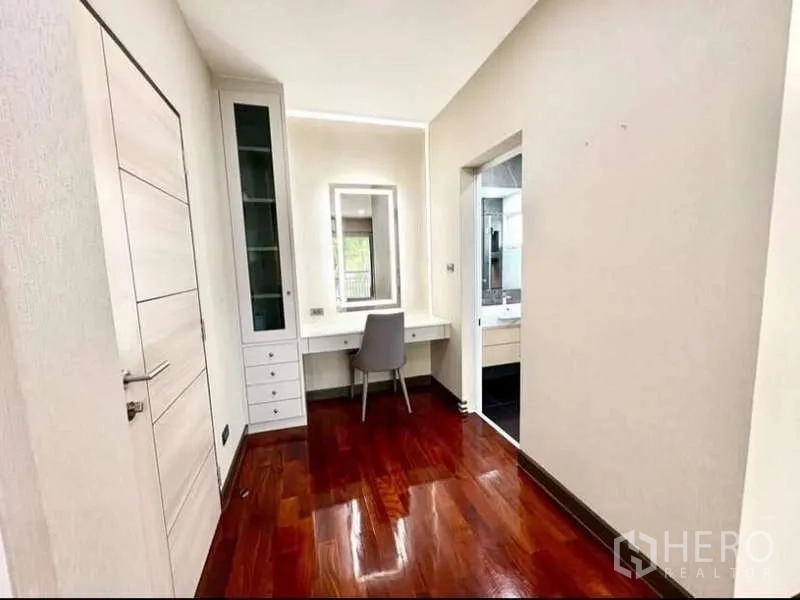 Detached House for rent in Phasi Charoen, Bangkok - Dressing corner with desk, drawers and doorway to ensuite bathroom.