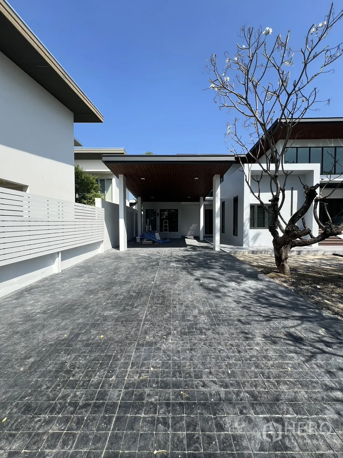 บ้าน ให้เช่าในSaphan Sung, Bangkok - โรงจอดรถมีหลังคาและทางรถยาว ข้างต้นลีลาวดี