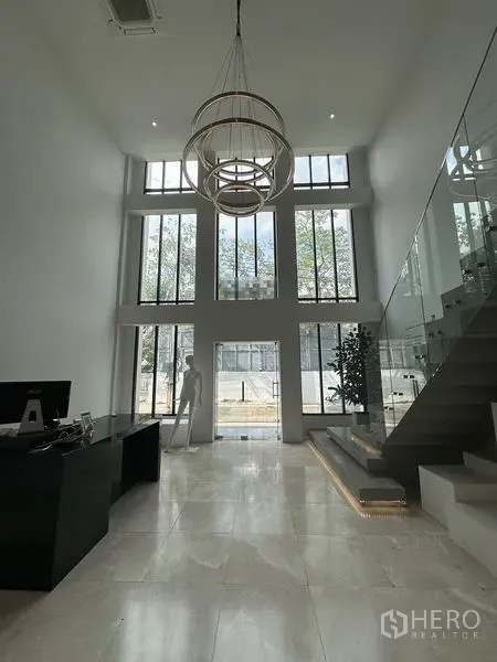 สำนักงานที่บ้าน ให้เช่าในPhra Khanong, Bangkok - โถงต้อนรับเพดานสูง พื้นหินอ่อน มีโคมไฟระย้าและบันไดกระจก