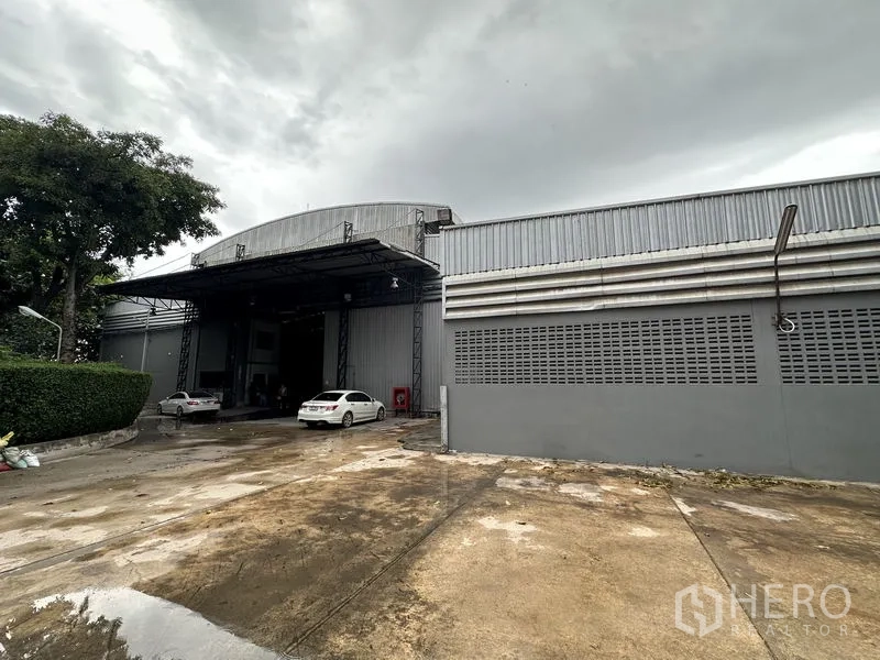 工厂 出租在Bang Bua Thong, Nonthaburi - 厂房侧立面与宽敞卡车通道。