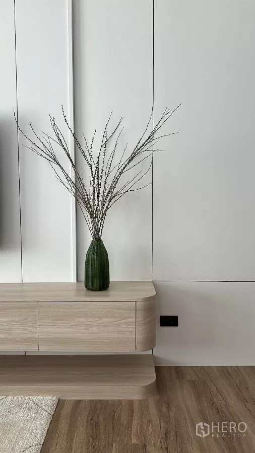 ทาวน์เฮาส์ ให้เช่าในChatuchak, Bangkok - ชั้นวางทีวีไม้มินิมอล พร้อมแจกันสีเขียวตกแต่ง