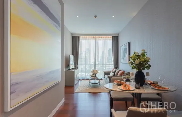 คอนโด ขายในWatthana, Bangkok - พื้นที่นั่งเล่น–รับประทานอาหารสว่างไสว พื้นไม้ ภาพแขวน และหน้าต่างกระจกเต็มบานวิวเมือง ในคอนโดโซนทองหล่อ เขตวัฒนา กรุงเทพฯ