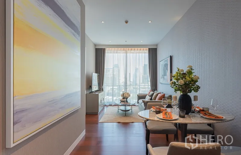 คอนโด ขายในWatthana, Bangkok - พื้นที่นั่งเล่น–รับประทานอาหารสว่างไสว พื้นไม้ ภาพแขวน และหน้าต่างกระจกเต็มบานวิวเมือง ในคอนโดโซนทองหล่อ เขตวัฒนา กรุงเทพฯ