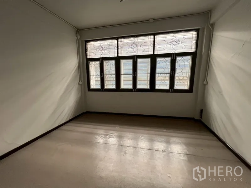 店屋 出租在Phra Khanong, Bangkok - 带花纹护栏窗的房间，采光良好。