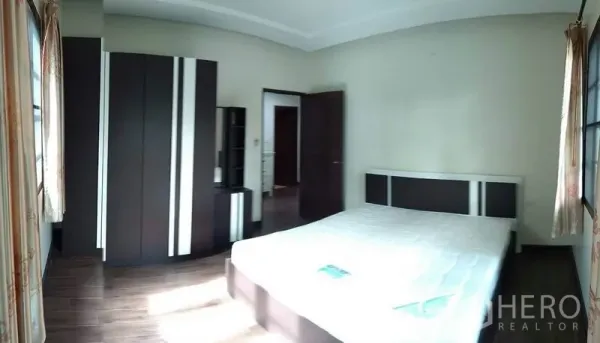 独立式住宅 出租 - 明亮卧室，双人床、衣柜与木地板。