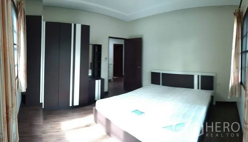 独立式住宅 出租 - 明亮卧室，双人床、衣柜与木地板。