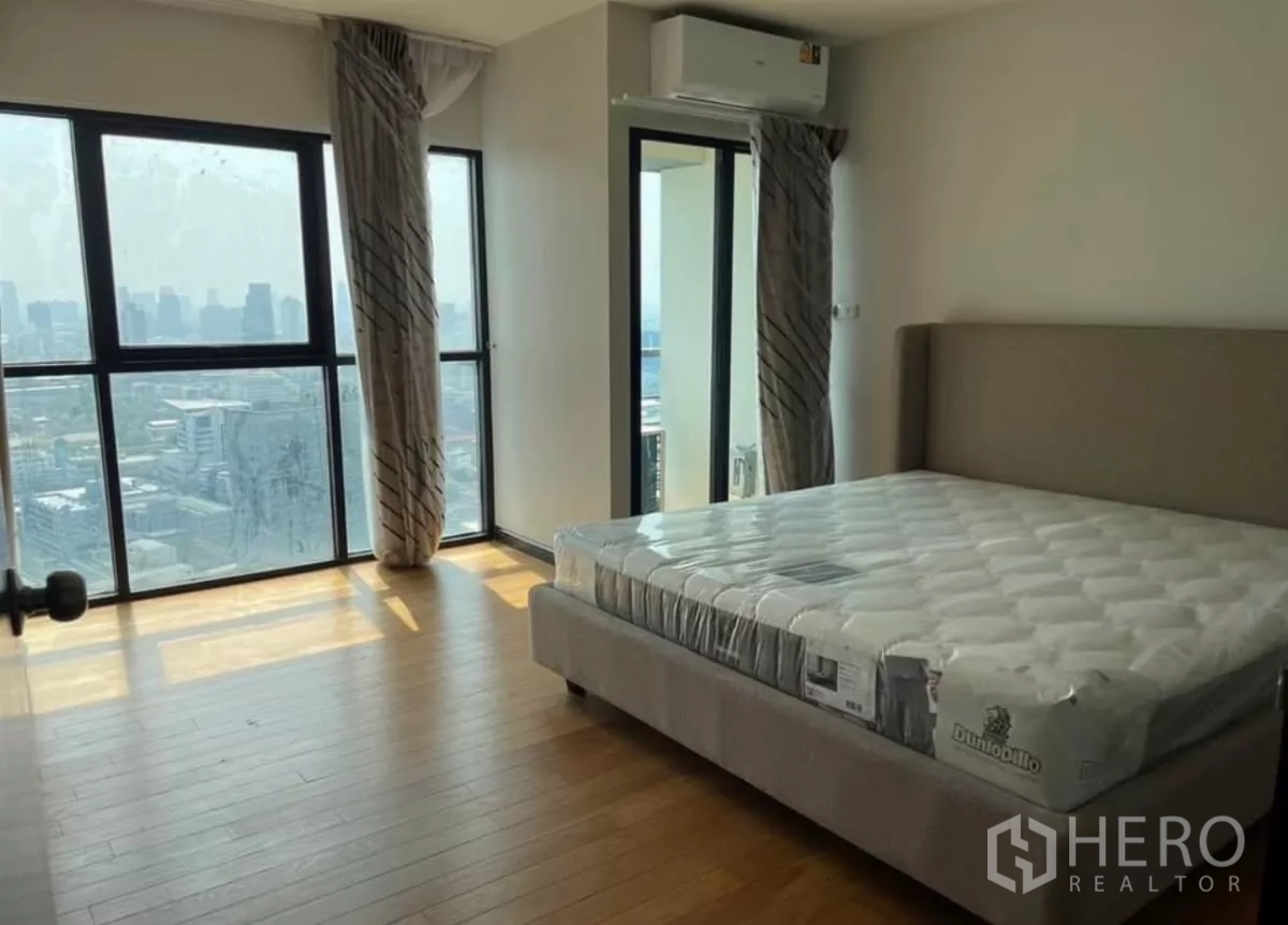 公寓 出租在Sathon, Bangkok - 卧室带落地窗与阳台门