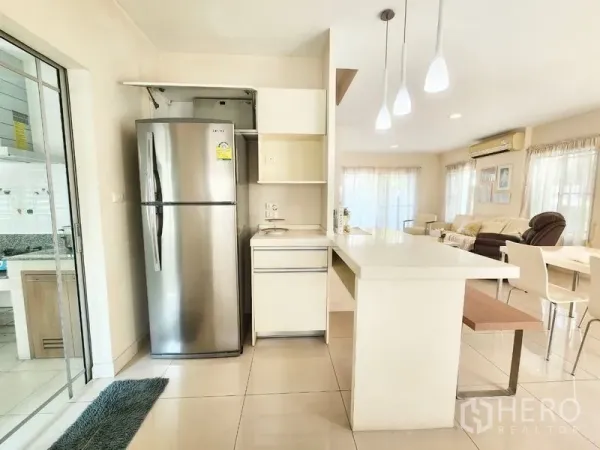 บ้าน ให้เช่าในPrawet, Bangkok - พื้นที่นั่งเล่นแบบโอเพ่นพร้อมเคาน์เตอร์บาร์ โคมแขวน และตู้เย็นสแตนเลส