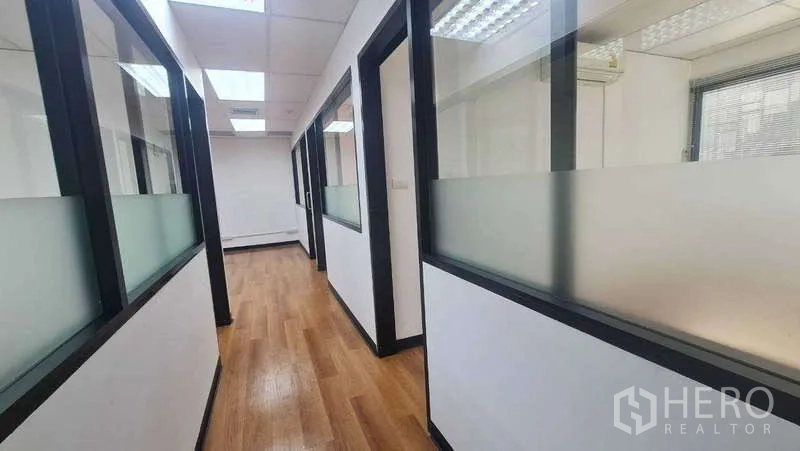 สำนักงาน ให้เช่าในKhlong Toei, Bangkok - ทางเดินยาวคั่นด้วยห้องกระจกฝ้าและไฟฝ้า
