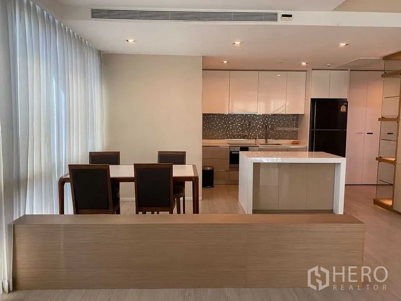 คอนโด ขายในWatthana, Bangkok - ครัวร่วมสมัยพร้อมไอส์แลนด์ บานกันเปื้อนลายโมเสก และโต๊ะรับประทานอาหาร 4 ที่นั่ง