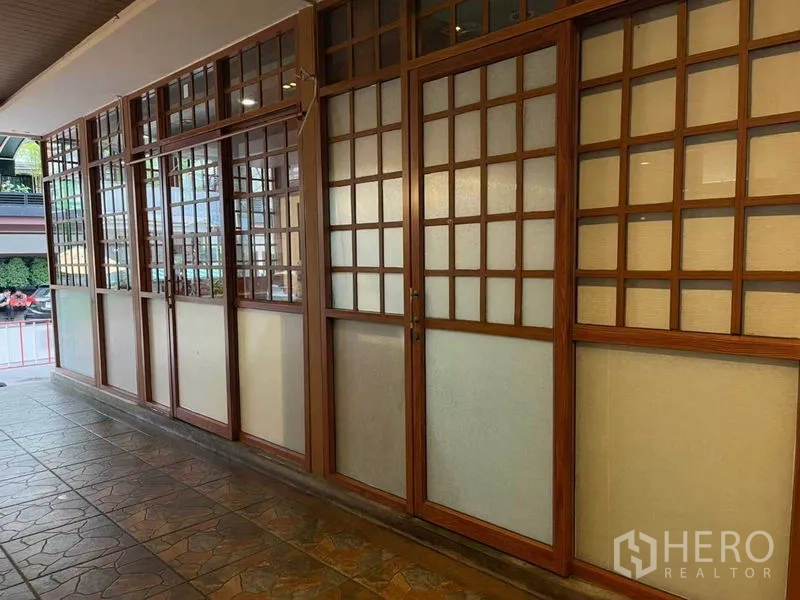 พื้นที่ขายปลีก ให้เช่าในWatthana, Bangkok - ด้านหน้าร้านติดถนน พร้อมประตูลูกกรงไม้และกระจกฝ้าเรียงตามทางเดิน