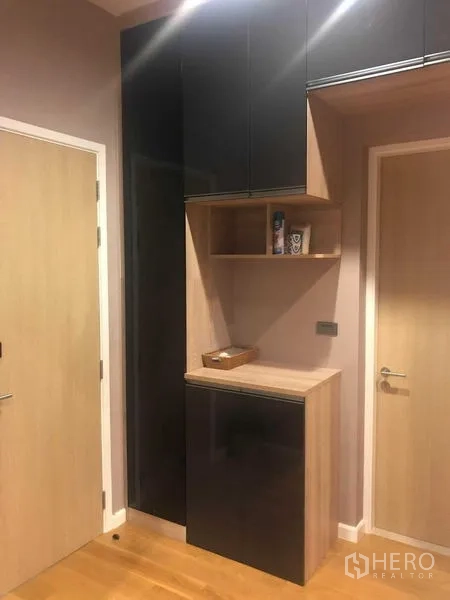 บ้าน ให้เช่าหรือขายในBang Kapi, Bangkok - ตู้บิลต์อินสีดำและลายไม้ในโถงทางเดินข้างประตูภายใน