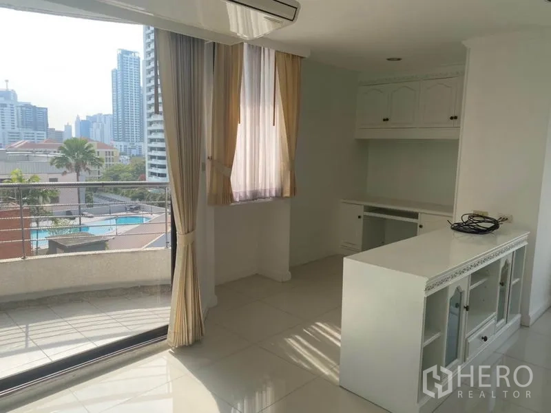 คอนโด ให้เช่าในWatthana, Bangkok - มุมรับประทานอาหารและชั้นวางของ เชื่อมต่อระเบียง มองเห็นวิวเมืองและสระว่ายน้ำ