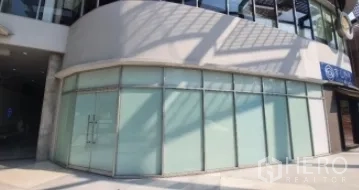 พื้นที่ขายปลีก ให้เช่าในKhlong Toei, Bangkok - ด้านนอกอาคารกระจกเต็มความสูงและประตูกระจกคู่ใต้กันสาด