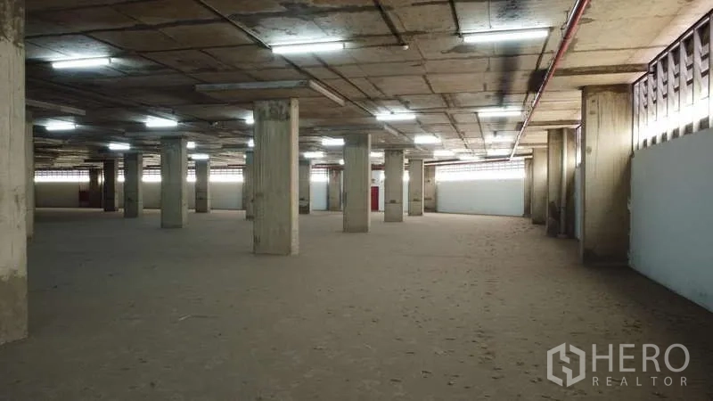 Warehouse for rent in Khlong Toei, Bangkok - Expansive storage area with ceiling lights, ventilation windows and wide spans.