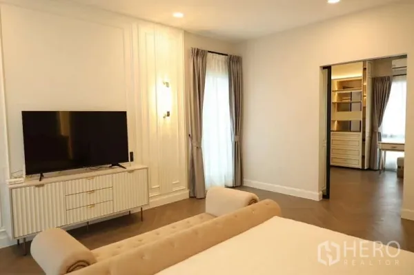 独立式住宅 出租或出售在Saphan Sung, Bangkok - 宽敞卧室，电视柜并连通步入式衣帽间