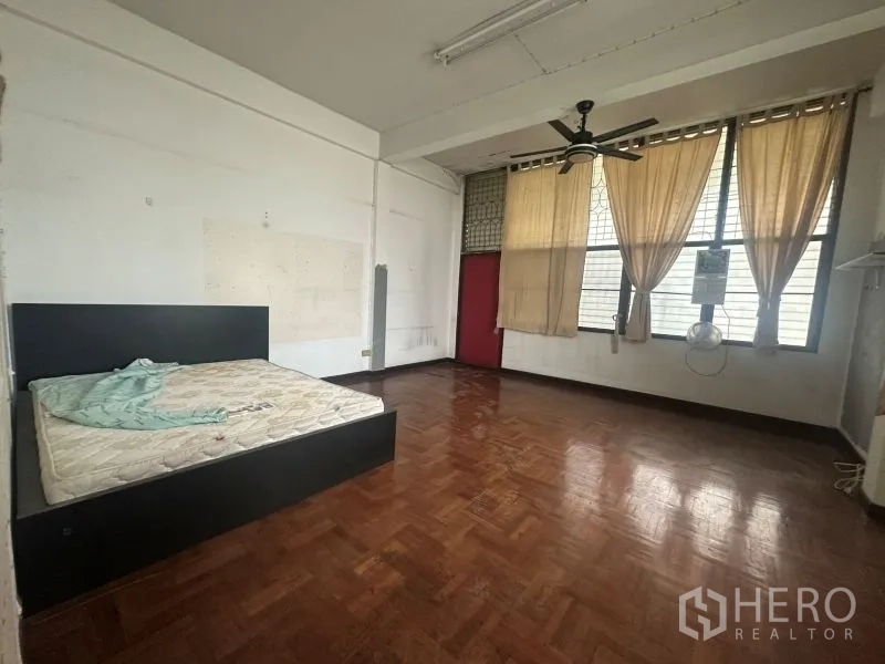 Office Space for rent - Spacious room with bed, parquet floor and ceiling fan