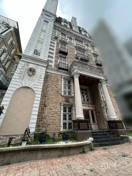 สำนักงานที่บ้าน ให้เช่าในHuai Khwang, Bangkok - ด้านหน้าอาคารหลายชั้นสไตล์คลาสสิก ผนังหินและเสาเด่น