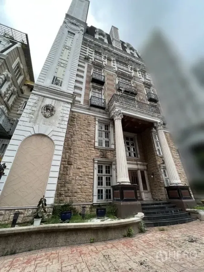 สำนักงานที่บ้าน ให้เช่าในHuai Khwang, Bangkok - ด้านหน้าอาคารหลายชั้นสไตล์คลาสสิก ผนังหินและเสาเด่น