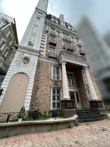 สำนักงานที่บ้าน ให้เช่าในHuai Khwang, Bangkok - ด้านหน้าอาคารหลายชั้นสไตล์คลาสสิก ผนังหินและเสาเด่น