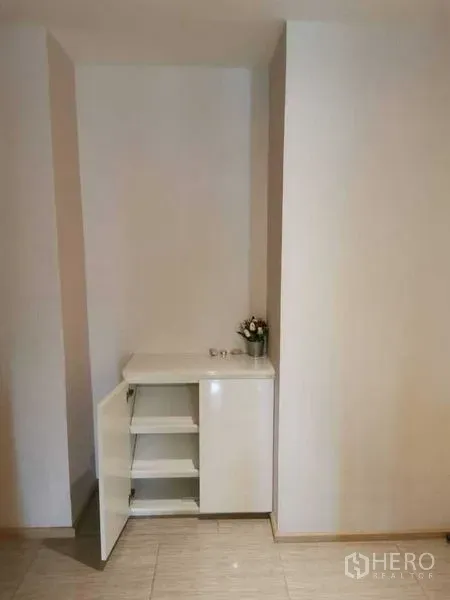 คอนโด ให้เช่าหรือขายในWatthana, Bangkok - ตู้เก็บของบิวท์อินบริเวณทางเข้า พร้อมชั้นวางหลายระดับ