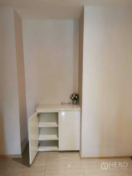 คอนโด ให้เช่าหรือขายในWatthana, Bangkok - ตู้เก็บของบิวท์อินบริเวณทางเข้า พร้อมชั้นวางหลายระดับ