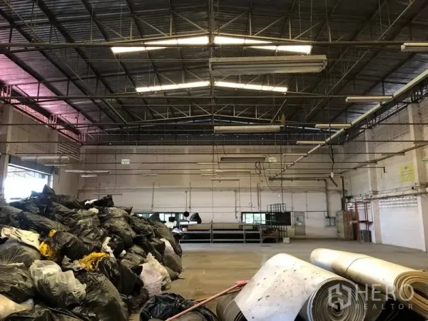 工厂 出售在Lam Luk Ka, Pathum Thani - 金属桁架屋顶与天窗，覆盖开放式生产区