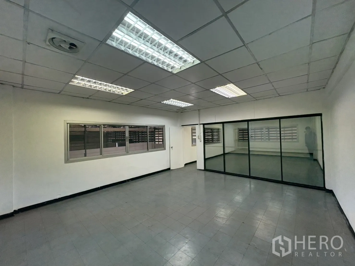 คลังสินค้า ให้เช่าในBang Phli, Samut Prakan - ห้องประชุม/สำนักงานกั้นกระจกทั้งแผง พร้อมไฟเพดาน