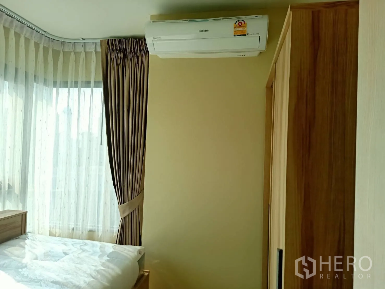 公寓 for rent in Pathum Wan, Bangkok - 第二卧室设转角窗、窗帘、空调与衣柜。