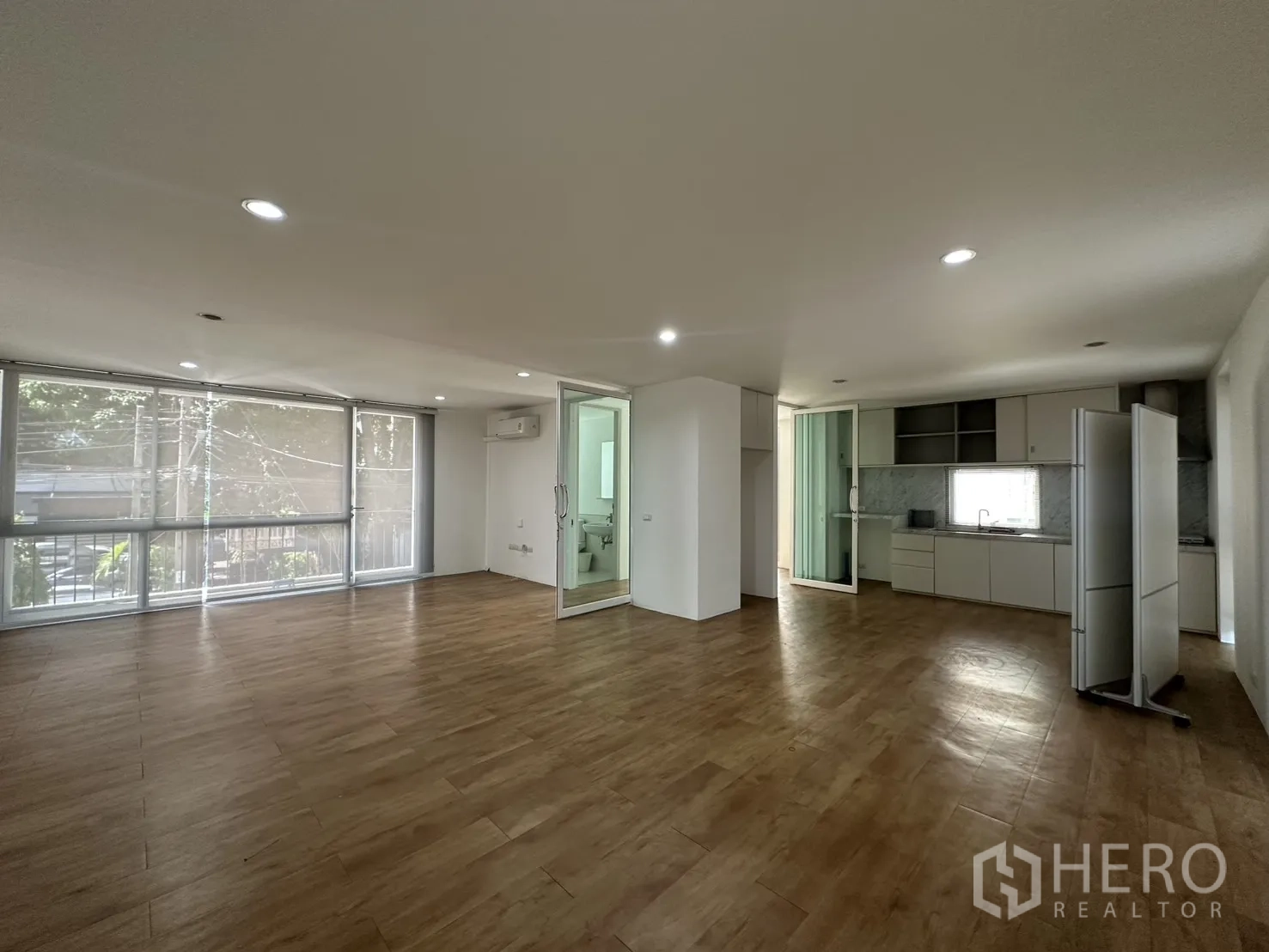 Home Office for rent in Phra Khanong, Bangkok - Open-plan floor with full-width windows and a kitchenette.
