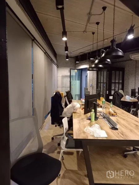สำนักงาน ให้เช่าในChatuchak, Bangkok - พื้นที่ทำงานรวม โคมไฟแขวน ม่านม้วน และโต๊ะไม้สำหรับคอมพิวเตอร์