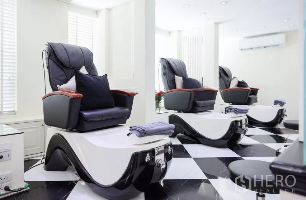 พื้นที่ขายปลีก ให้เช่า - ภาพระยะใกล้เก้าอี้สปาเท้าหรู บนพื้นตารางขาวดำ