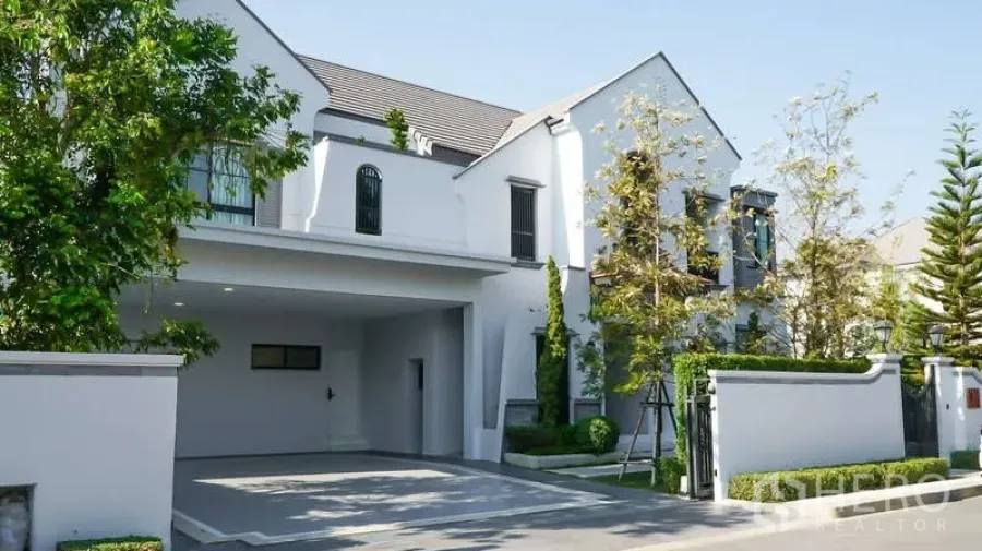 บ้าน ให้เช่าในSaphan Sung, Bangkok - ด้านหน้าบ้านเดี่ยวพร้อมรั้วทางเข้าและต้นไม้ใหญ่