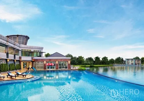 บ้าน ขายในLat Krabang, Bangkok - คลับเฮาส์ริมทะเลสาบพร้อมสระว่ายน้ำสไตล์รีสอร์ทใต้ท้องฟ้าสดใส