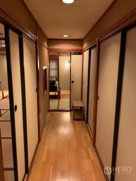 零售空间 出租在Bang Rak, Bangkok - 走廊配镜面与小长凳，多扇推拉门与木质装饰。