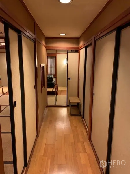 零售空间 出租在Bang Rak, Bangkok - 走廊配镜面与小长凳，多扇推拉门与木质装饰。