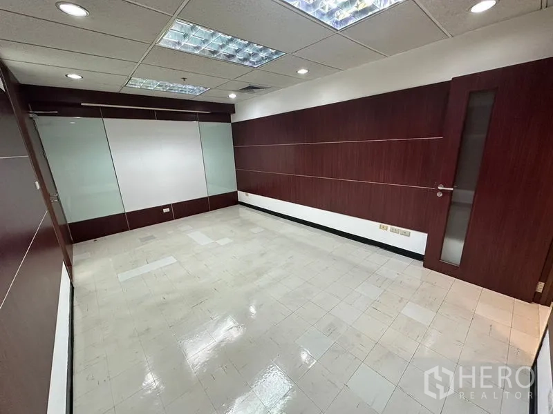 สำนักงาน ให้เช่าในChatuchak, Bangkok - ห้องประชุมผนังลายไม้พร้อมฉากกั้นกระจกบานเลื่อน